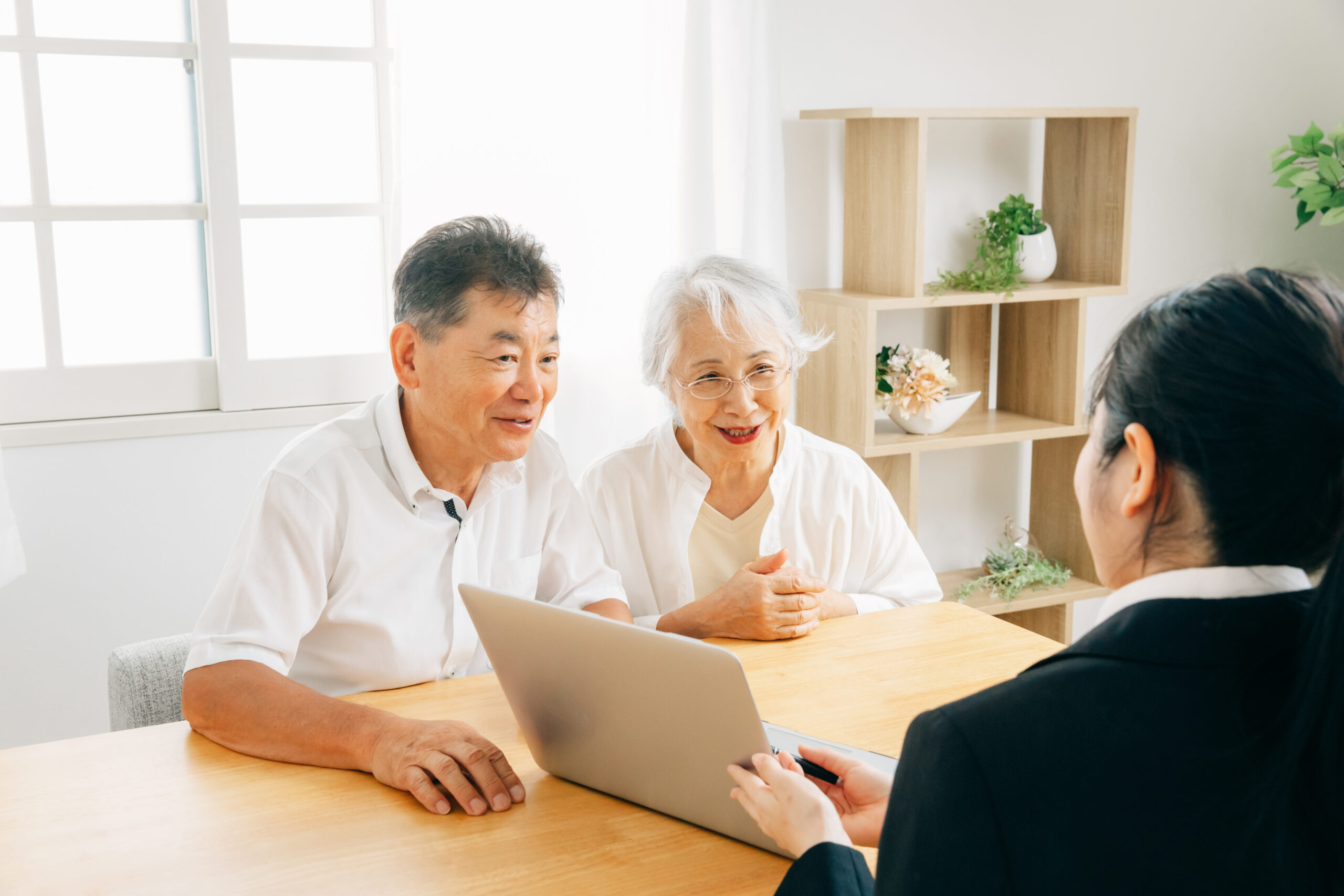 遺品整理業者を比較検討する女性